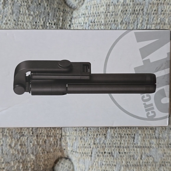CIRCUIT CITY BRAND BLUETOOTH WIRELESS TELESCOPIC SELFIE STICK - Picture 6 of 7